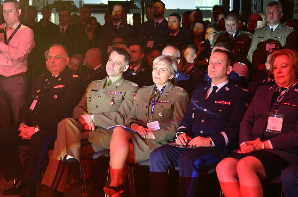 Zandarmeria's tweet photo. Zastępca komendanta głównego #ŻandarmeriaWojskowa gen. bryg. Robert Jędrychowski uczestniczył w inauguracji #EUROPOLTECH. Podczas otwarcia policjanci zaprezentowali nowe wzory umundurowania 👍 https://t.co/dZ8scsiKr1