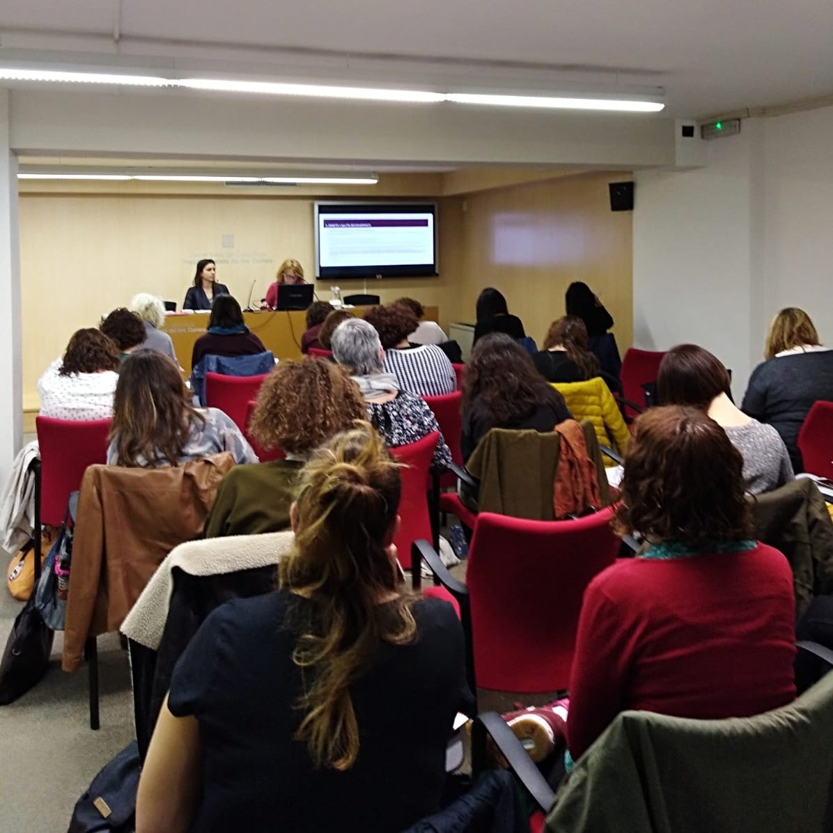 icdones's tweet photo. #FormacióICD adreçada a personal de l'@icdones i als equips professionals dels #SIADS sobre drets, ajuts i recursos per a #dones que han patit #ViolènciaMasclista https://t.co/VYUK7cGDOr
