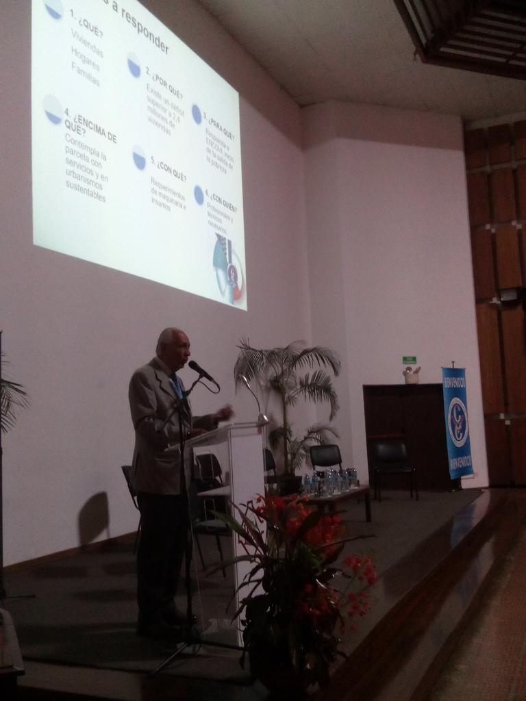 IESA's tweet photo. El Ing. Eduardo Madrigal, Director Vivienda CVC, presenta el #PlanNacionalDeVivienda explicando las 6 preguntas que se hicieron para este proyecto #ForoCVC https://t.co/FxUn5DPwB8