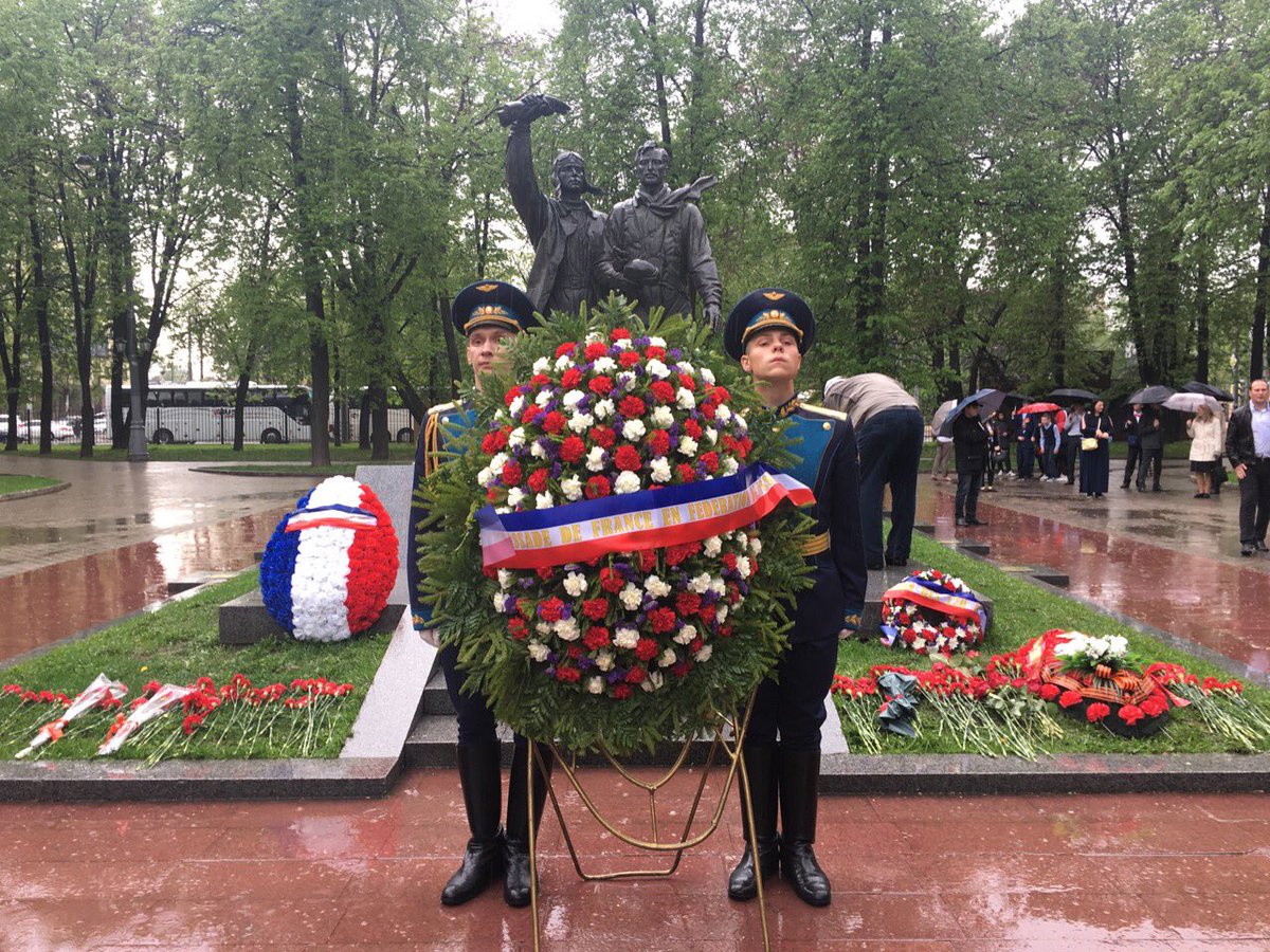 FranceEnRussie's tweet photo. Commémorations du #8mai et discours de l’Ambassadeur @SylvieBermann à #Moscou. Pensée particulière pour les pilotes et mécaniciens du régiment #NormandieNiemen, unité franco-soviétique de la 🇫🇷 Libre, devant le monument qui leur est consacré. https://t.co/zaHG1HM1Ig