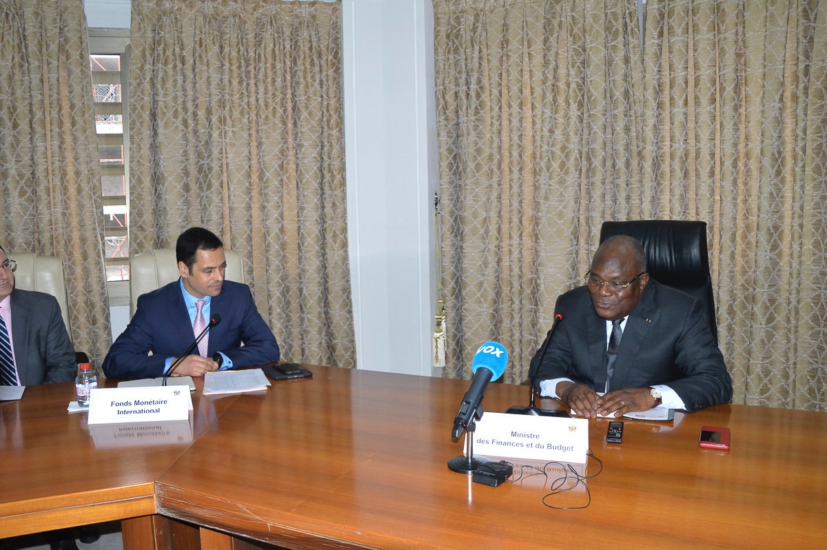 finances_cg's tweet photo. Au terme d’une semaine de travail avec la partie congolaise, le Chef de délégation du FMI, Alex Segura-Ubiergo, a fait le point au Ministre Calixte Nganongo : « Le Congo est sur la bonne voie pour rétablir la soutenabilité de sa dette publique ».https://t.co/B0ZNFowmae https://t.co/WpquMirQsQ
