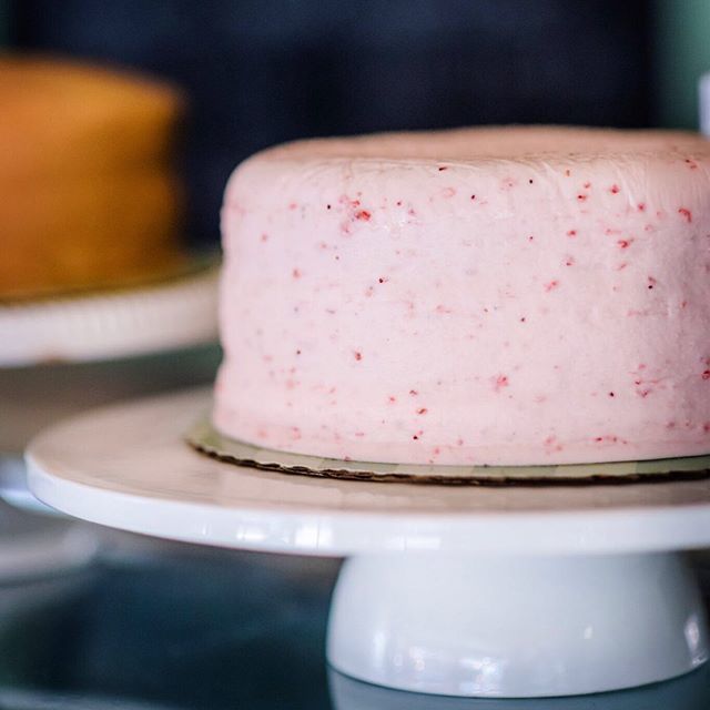 sugareesbakery's tweet image. You still have time to send cakes for Mother’s Day. Order by 10am today to receive regular shipping and by 10am on Friday for rush shipping! #sendacake bit.ly/2H8gfrF