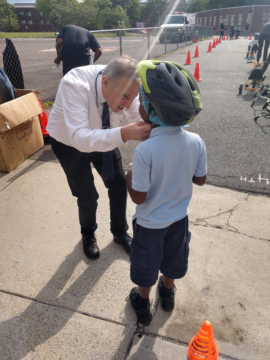 safekids's tweet photo. Our Chief Advocacy and Network Officer, Tony, making sure helmets fit properly for #BikeToSchoolDay today with #SafeKidsDC. https://t.co/QespdI68Gu
