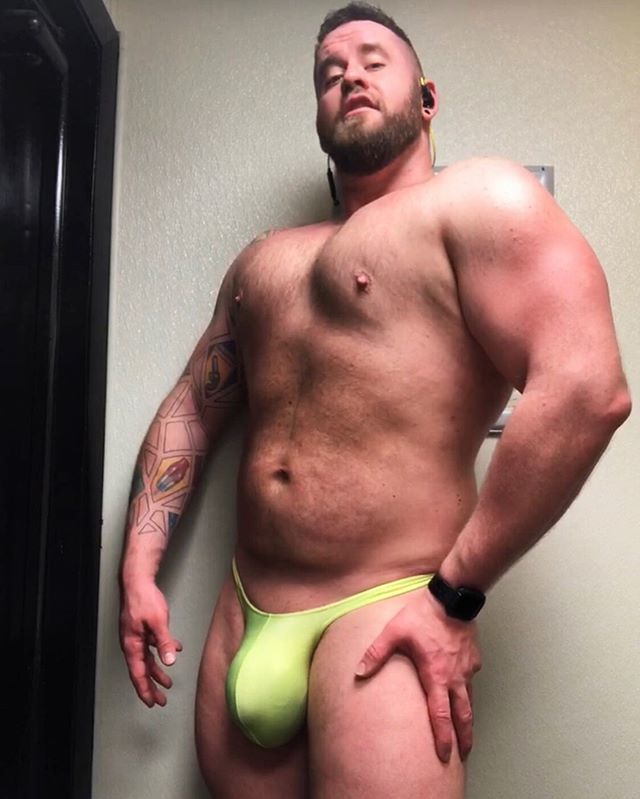 sixfootfiveguy's tweet photo. Back. On. My. Beat. 💪 Feels good to be back at an old school gym. Everyone there is considerate, nice and there to get a good workout. 💪💪 Now to find the good thong selfie spots. #gym #gaygym #newgym #quads #flex #pose #progressnotperfection #gaymusc… https://t.co/7PR8rTMqGv https://t.co/5ipZgIMHUg