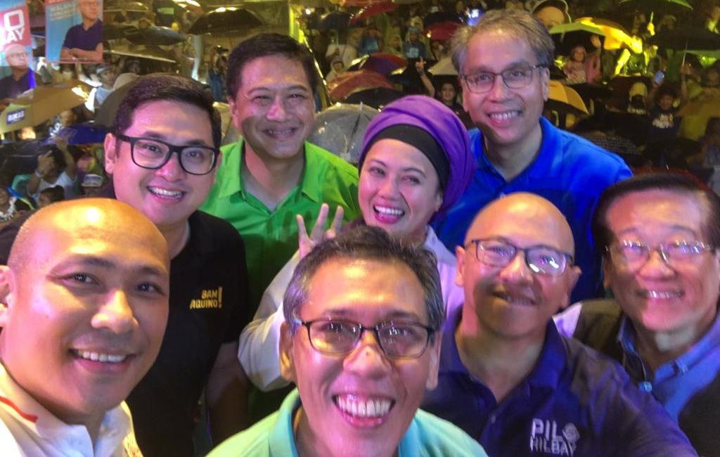 ChelDiokno's tweet photo. Di bale nang ulanin o mapagod. Di bale nang insultuhin o takutin. Nakangiti pa rin tayo, taas noo pa ring lumalaban para sa bayan, dahil kasama namin kayong mga volunteers. #OtsoDiretso #5Alejano #9Aquino #25ChelDiokno #36Gutoc #37Hilbay #41Macalintal #57Roxas #59Tañada https://t.co/49GqkaG1rI