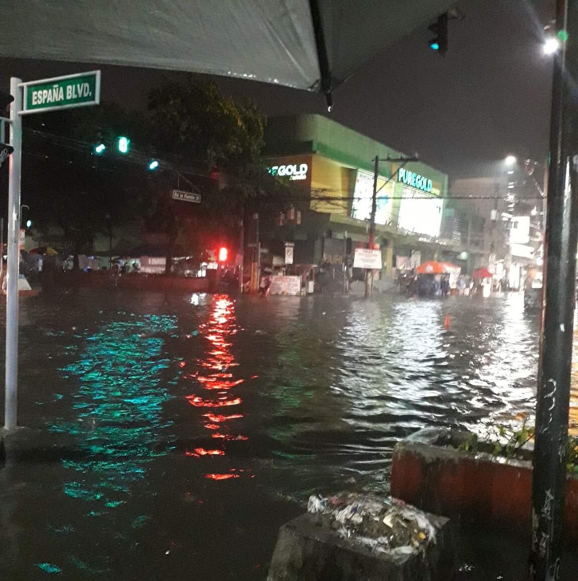USTEntercode's tweet image. UPDATE | Current situation at Vicente Cruz st. as of 9:24PM.
Stay dry, Thomasians!
creds: @maridanielle_