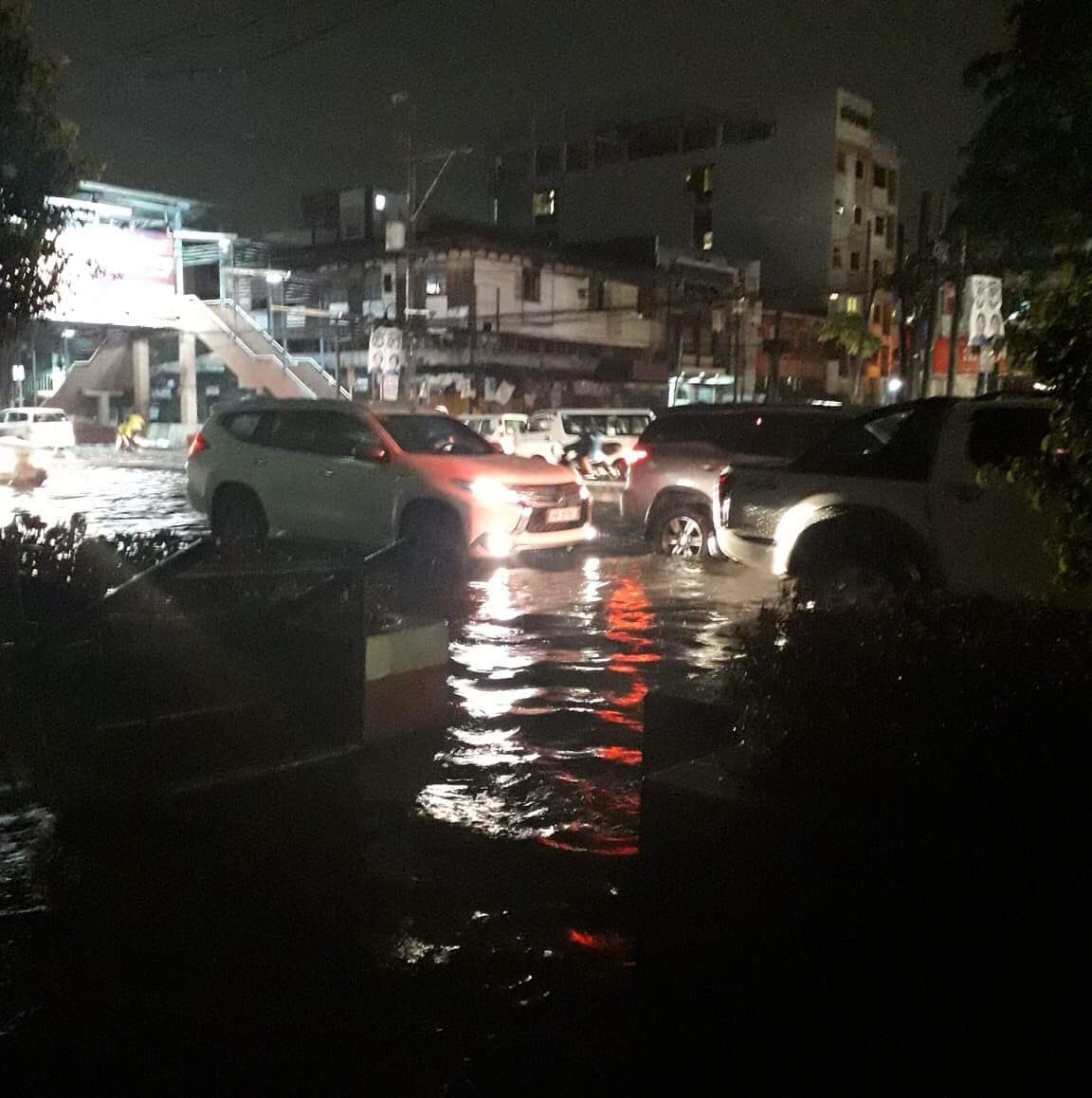 USTEntercode's tweet image. UPDATE | Current situation at Vicente Cruz st. as of 9:24PM.
Stay dry, Thomasians!
creds: @maridanielle_