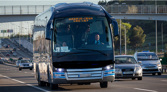 DGTes's tweet photo. El #autobús es un #vehículo clave para la #movilidad . Este medio de transporte de viajeros por carretera es responsable del 0,60% de las víctimas mortales en #accidentestráfico , cifra muy cercana al objetivo de #cero víctimas. https://t.co/noPUaohLLD https://t.co/en4tavftPt