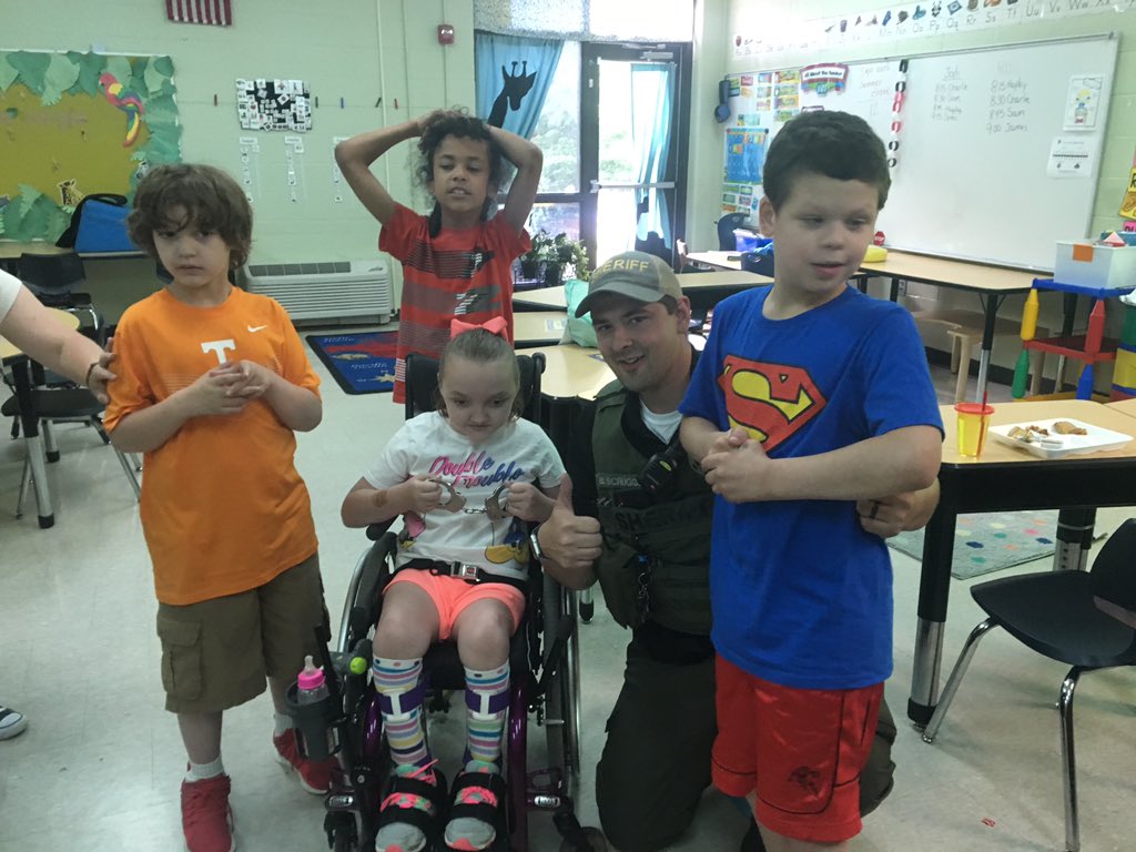 KaityBugK's tweet photo. While everyone is appreciating teachers this week we wanted to show our appreciation for our fabulous SRO, Officer Brandon Brandon Matthew Scruggs. Our kids love when Officer Brandon comes to visit them. 
#ccsdtn #knowyourwhy #everystudenteveryday https://t.co/je3YuHZKDJ