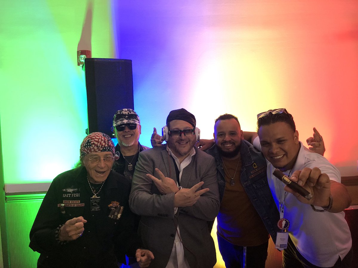 smkn_e's tweet photo. #LatePost A quick recap of djing #CigarFest this past weekend with my @drewestatecigar family @DirtyFabien @drewestatepedro @JonathanDrewArt @ExperienceACID @drewestatecigar https://t.co/VJf6FsWAoY