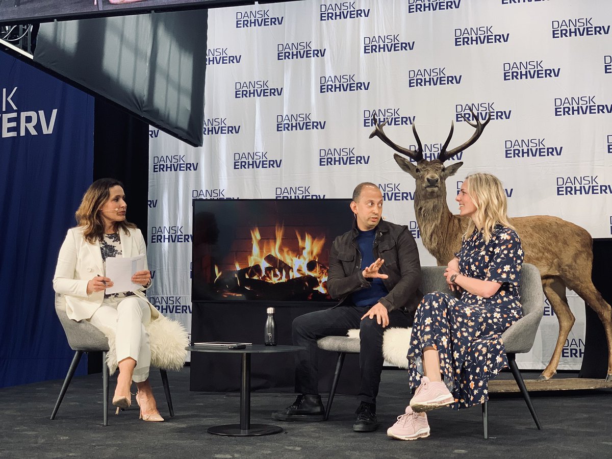 🔥🦌
Hyggen spreder sig på scenen, men emnerne er vigtige.
<a href="/dwallerstein/">David Wallerstein</a> fra kinesiske <a href="/TencentGlobal/">Tencent 腾讯</a> og <a href="/IdaAuken/">Ida Auken</a> diskuterer krydsfeltet mellem klima, #tech og etik til #GiganternesTid
#AI #dataethics #dkgreen