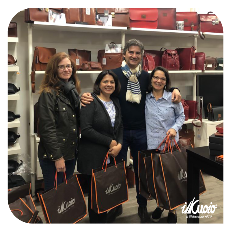 ILKUOIO's tweet photo. #Shopping is always a good idea!😉🛍️
American smile!🇺🇸☺️
#IlKuoio #LeatherGoods #Napoli https://t.co/lDmwcefaeD