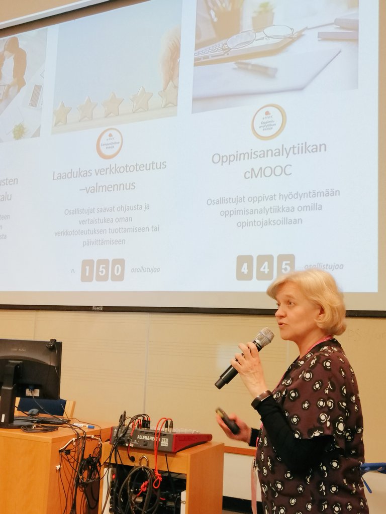 eamkhanke's tweet photo. @jkullaslahti avaa muutamia #eAMK'n tuloksia, mm. #digipedavalmennus, verkkototeutusten #laatukriteerit ja #oppimisanalytiikka #cMOOC. Näistä löytyy lisätietoa myös meidän verkkosivuilta.🤗 #amkpäivät #YlpeästiAMK #Vaikutu https://t.co/KGBmD6sdze