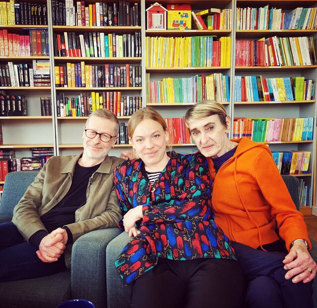 Såhär nöjd kan man se ut när man fått prata med Alfons Åbergs mamma, författaren och illustratören Gunilla Bergström, och hennes biografimakare Klas Gustafson 📙📘📖