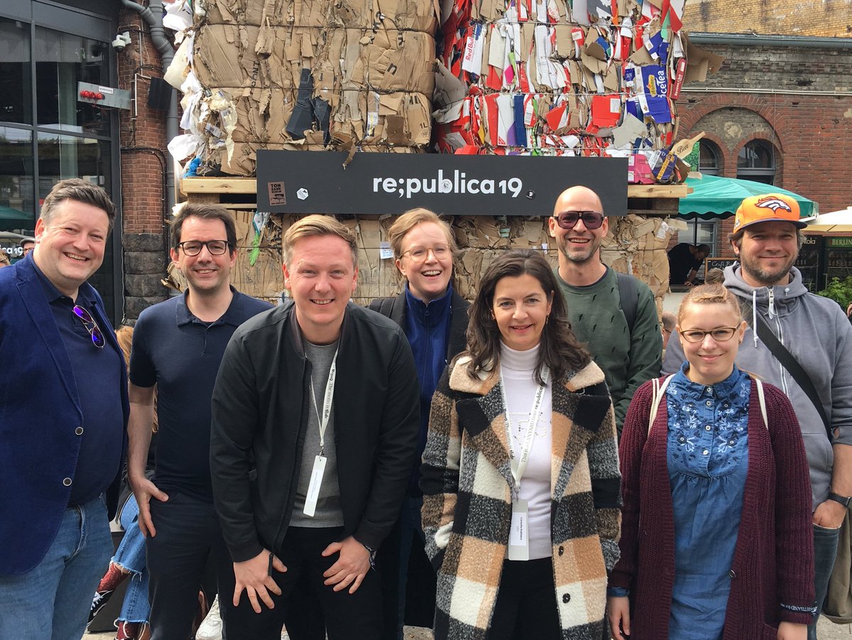 ilikeholden's tweet photo. tl;dr: #rp19 Sparkassen-Selfie! Long Story long: Keine #republica ohne das traditionelle Familienselfie (ok, kein Selfie dieses Jahr) der #sparkasse. Mit @SFinanzportal, @s_kreditpartner @LzO und der #mbs. cc @LMH @grmon @pdosse https://t.co/BuYckokFMW