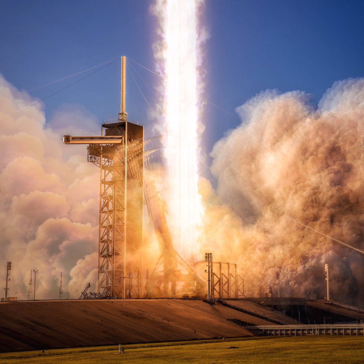 #photoshopmath - took another image sequence of the #falconheavy into #photoshop and ran some statistics to create this image. Love how it adds the sense of motion in single frame that mirrors the beauty of these launches 🚀 What do you think?  Photo credit: <a href="/erikkuna/">Erik Kuna 🚀</a>