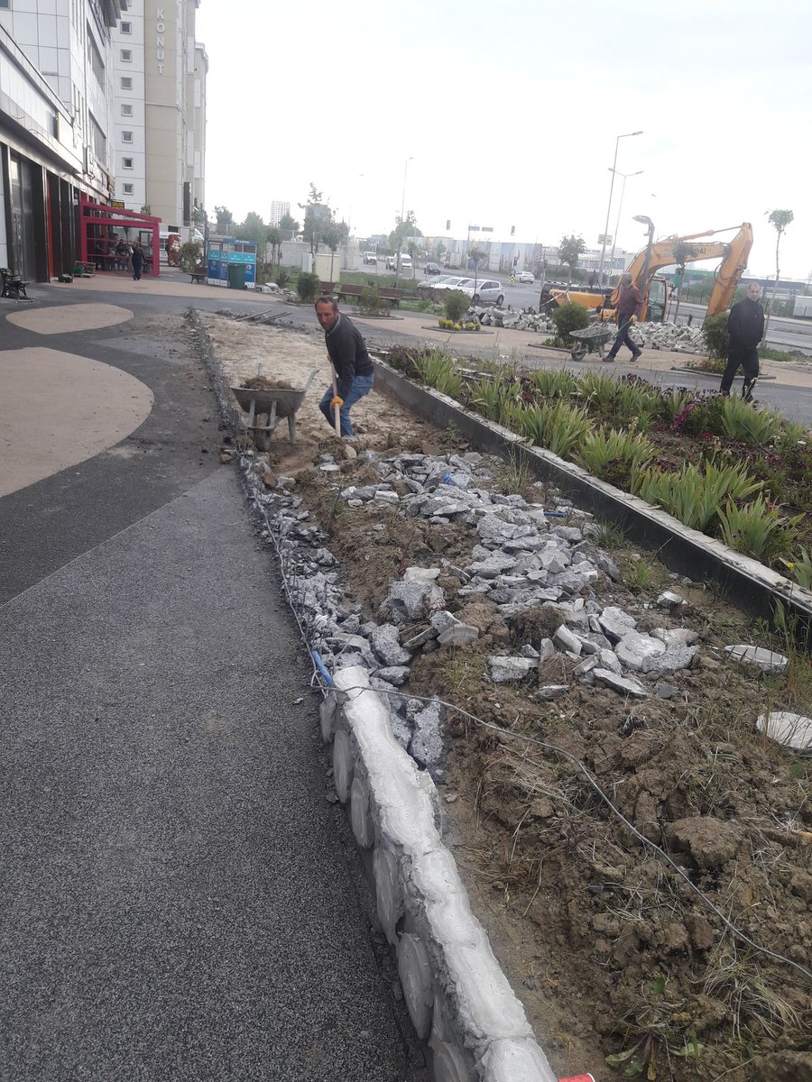 Genel kurul kararı ile süs havuzunun küçültülmesi işlemi yapılıyor. Çalışmalarımız devam ediyor. <a href="/EmlakYonetim/">Emlak Yönetim A.Ş.</a> @Emlakisletmeler <a href="/AlicanOzpolat/">Alican Özpolat</a> @MunirYAGIZ <a href="/AdemmYILDIZ/">Adem Yıldız</a> @hkarakas6161 <a href="/Ayhan19Karaca/">Ayhan Karaca</a>