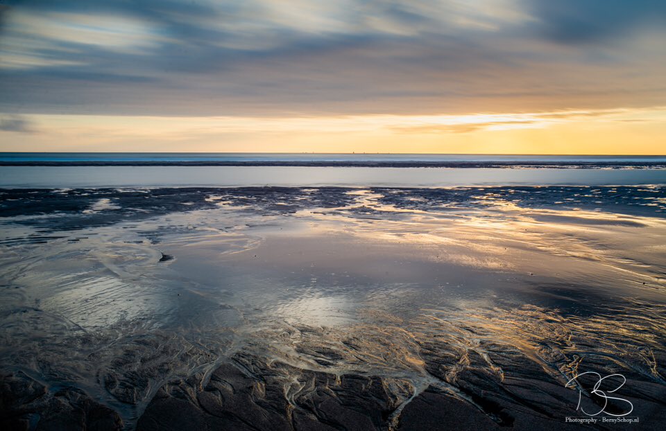 Het Maasvlaktestrand zondagavond. <a href="/mooieluchten/">mooieluchten</a> #strand #maasvlakte <a href="/VVVZuidHolland/">VVV Zuid-Holland</a> #zuidholland
