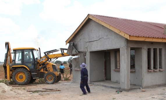 [NEWS]
@CHRA_Zim says the demolition of houses by the @cohsunshinecity is illegal as it infringes on  citizens’ constitutional right to shelter. @capitalkfm