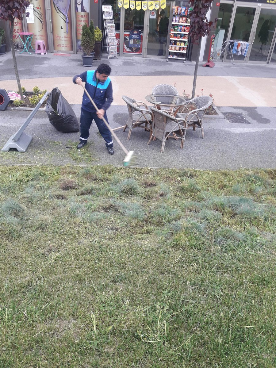 Site peyzaj alanımızda tırpanlama ve çim biçme işlemlerimiz devam ediyor. <a href="/EmlakYonetim/">Emlak Yönetim A.Ş.</a> @Emlakisletmeler <a href="/AlicanOzpolat/">Alican Özpolat</a> @MunirYAGIZ @AdemmYILDIZ <a href="/Ayhan19Karaca/">Ayhan Karaca</a> @hkarakas6161