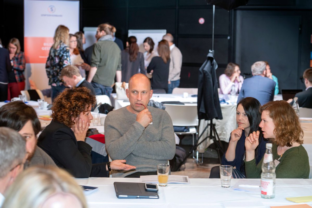 Schulperle's tweet photo. 1. Netzwerktreffen bei #SchuleinderdigitalenWelt von @stifterverband und Heinz Nixdorf Stiftung, mit @pacemakerin, @nb_learning_i, @aimheilbronn und Education Innovation Lab. Schulen sammeln Bedarfe und Themen, um sie gemeinsam anzugehen. Wir freuen uns auf die Zusammenarbeit! https://t.co/2bBa9Saf4J