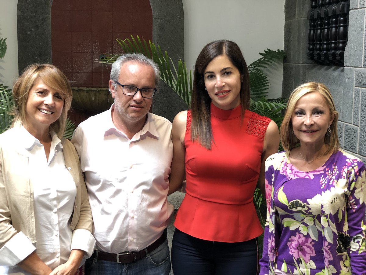 MariaAustraliaN's tweet photo. Nuestro modelo farmacéutico es un referente en el ámbito social y sanitario. Como queremos dar impulso a la labor asistencial del farmacéutico, hemos hablado con Carlos Gallinal,presidente de la Asociación de Farmacias de Canarias y Sect. General de @Fefefarmacia 
#MasGranCanaria https://t.co/fKCYLI2HOu