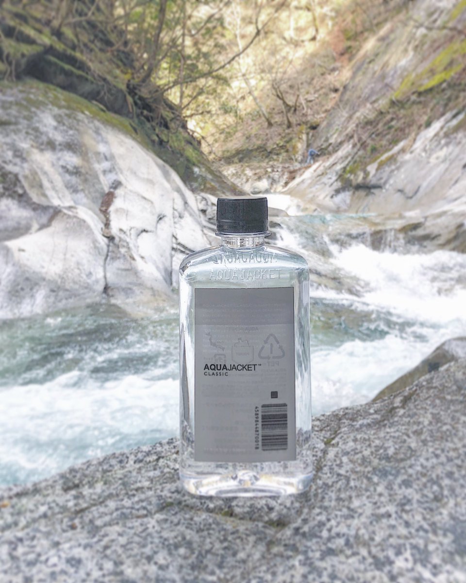 AQUA_JACKET's tweet image. The area of sampling water is in the foot of Mt. Fuji. It is soft water and natural mineral water, so you can drink smoothly.
-
-
-
#aquajacket #aquajacketclassic #flatbottle
#mineralwater #ミネラルウォーター #naturalmineralwater #productdesign #stylish #アクアジャケット