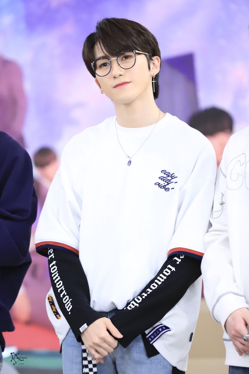Didymoi96's tweet photo. 190427 아름다워 김포 팬싸 

하루종일 로이 생각뿐💜💜💜
✴︎ https://t.co/hh0a95uWOY
✴︎https://t.co/heFCCy7izA

#TARGET #타겟 #ROI #로이 #주영웅 #아름다워 
@TARGET7_K 
@target7official 
@target7japan https://t.co/z4GNNtCwO9
