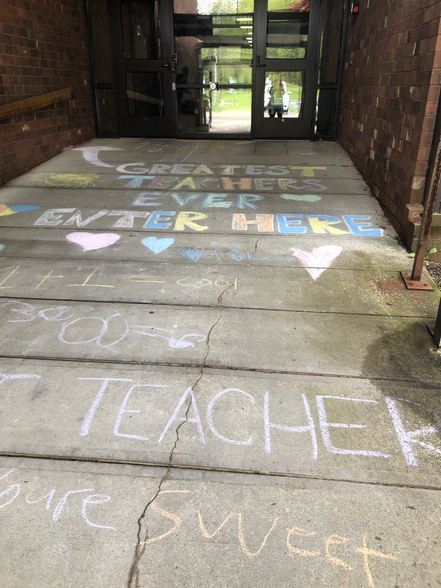 FifthGrabarz's tweet photo. Walking into the building feelin’ the love!!! #TeacherApprecationWeek https://t.co/7CKujxvK5M