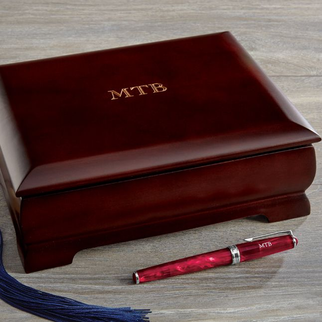 Levenger's tweet photo. Give the gift of treasured memories with this handsome Commemorative Box. โ
Perfect as a personalized gift our solid wood keepsake box conveys your personal message & keeps treasured mementos safe. #GiftsforGrad
Find the Perfect Gift for your grad:
https://t.co/GOYuie871K https://t.co/GRwNF8nuHW