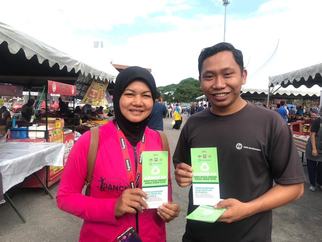 unclebat123's tweet photo. 3R Troopers @swmenvironment hari ini giat mempromosikan amalan Pengasingan Sisa Pepejal di Punca bersempena bulan Ramadan ini di Bazar Ramadan Stadium Sultan Ibrahim, Muar, Johor sebentar tadi.

#swmenvironment #swmsb @swcorp_my @SWCorpJohor #asingkan https://t.co/NUzVf92A4m