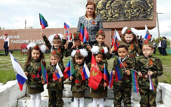 hujbel's tweet photo. Подумалось, что советские пионеры и октябрята на фоне российских детей в гимнастёрках кажутся просто невинной шалостью. https://t.co/nE3QFN0oWg