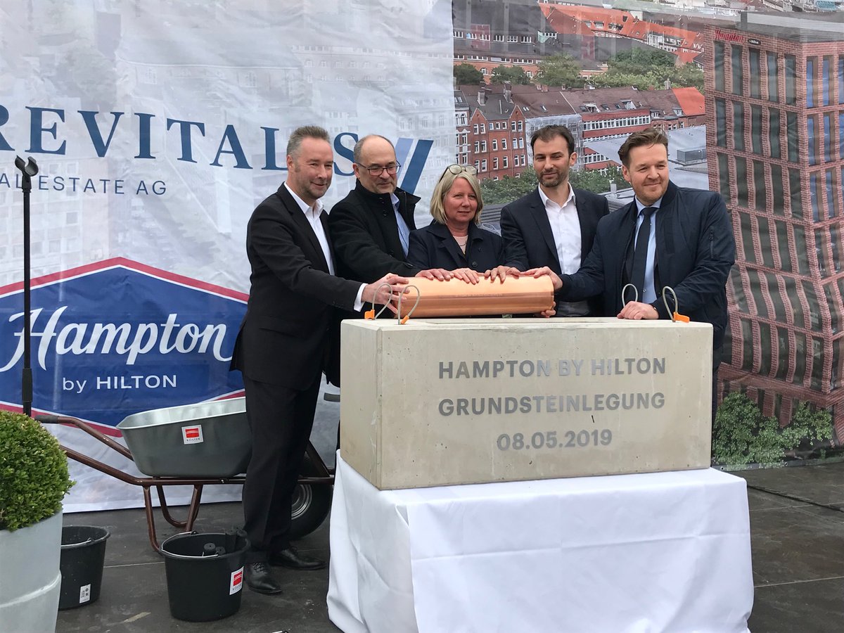 KristianBlasel's tweet photo. Grundsteinlegung für das Hotel an der Sparkassen-Arena in #Kiel. Jetzt geht es bald in die Höhe. https://t.co/hRRUfI615P