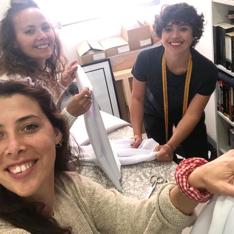 momanewschool's tweet photo. Últims retocs al vestuari del #MoMaMiaTheMusical d'aquest dissabte!! 

#Manresa #MoMaMia #WeareMoMa https://t.co/wZlEtWpaoV