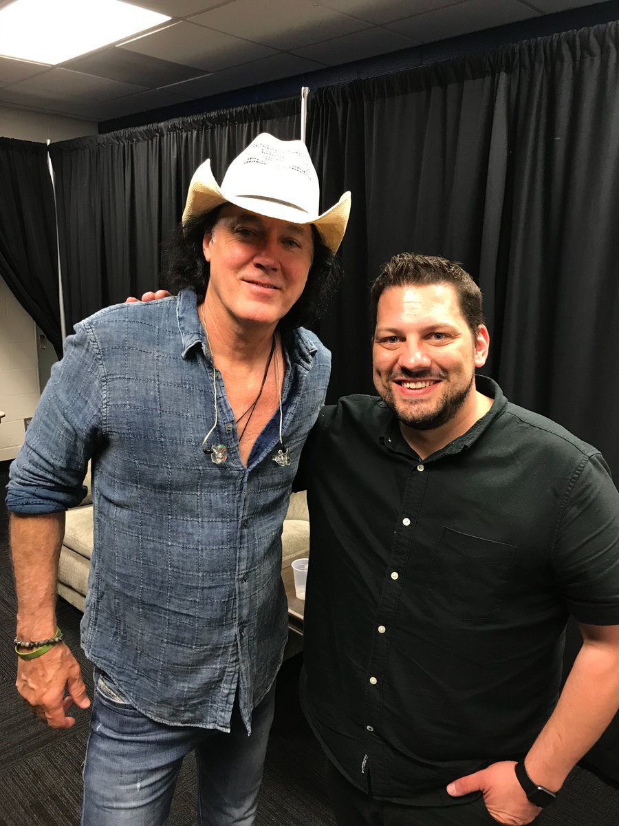 revivermusic's tweet photo. On the road in Wichita and Oklahoma City with @davidleemurphy #NoZipCode https://t.co/oxFjyw9xkD