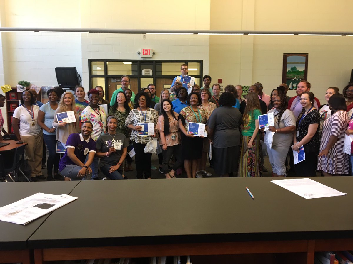 cj1900_'s tweet photo. Congrats to the new #CobbMIE graduates of Floyd MS @TeresaHargrett #CobbInTech #MicrosoftEDU https://t.co/As9vjydMir