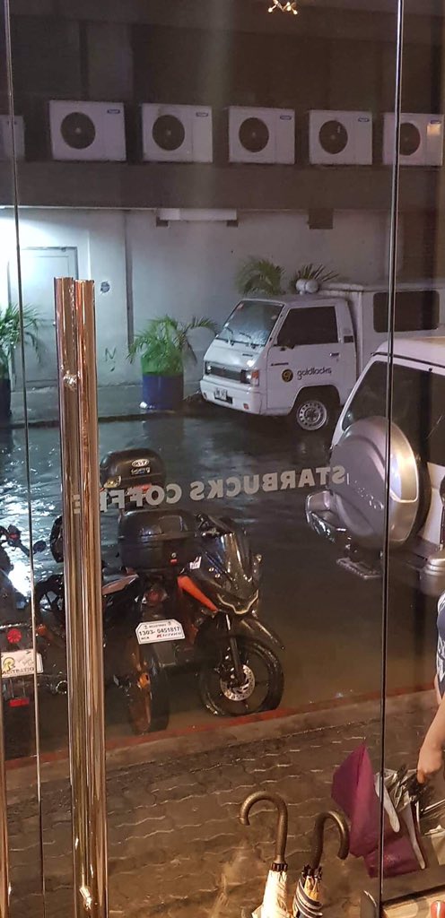 USTEntercode's tweet image. UPDATE | As of 9:50PM, the situation along España Blvd and Jhocson St.
Stay safe, Thomasians!
photo cred: @aeronlaserna