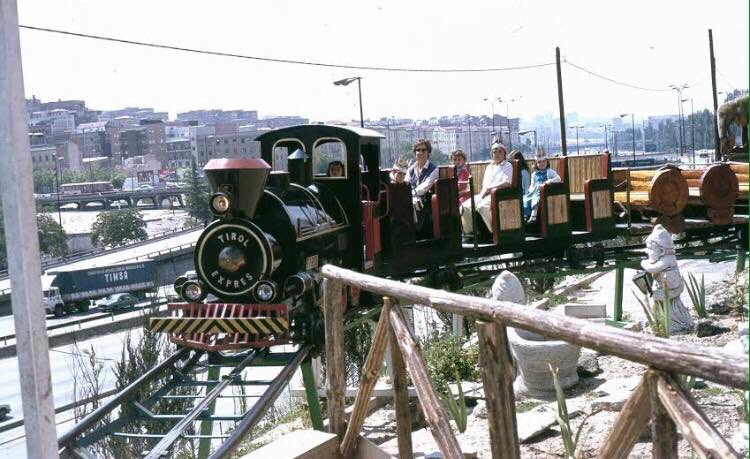 YofuiaEGB's tweet photo. El tren que salía en la cabecera de Barrio Sésamo. https://t.co/sJn0KMbIe3