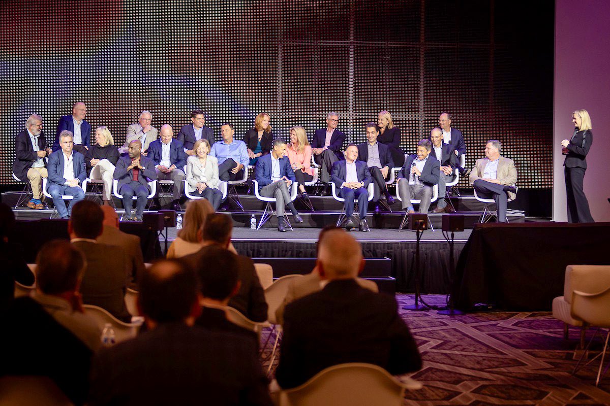 KellyGrierEY's tweet photo. Thrilled to be with our Americas leaders discussing how to activate One EY. By bringing the full power of our firm to our clients, we can lead them through complex transformations in this period of dynamic change. https://t.co/MsaY9bjM7J
