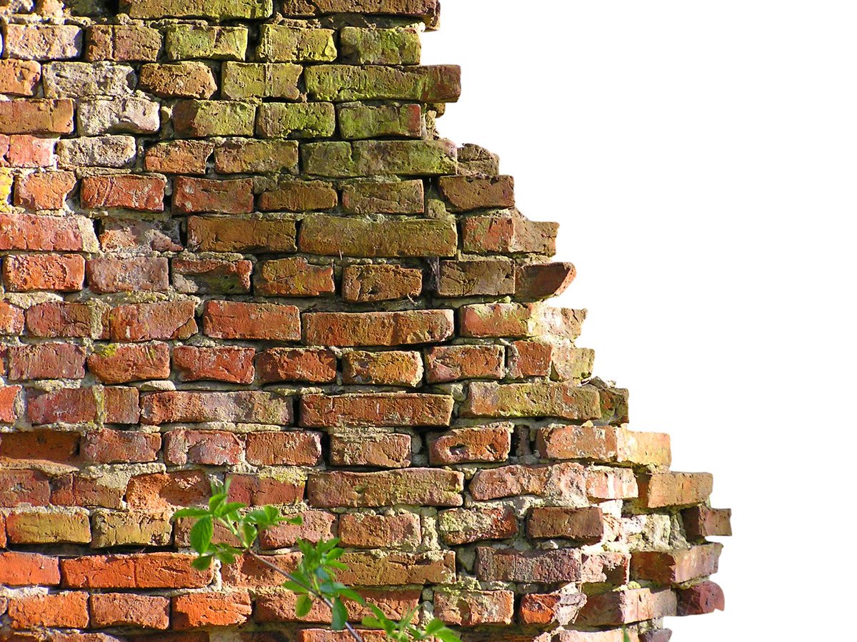 кирпичная стена фон. старинная кирпичная кладка. пролом в кирпичной стене. картинки на стену. край кирпичной стены.