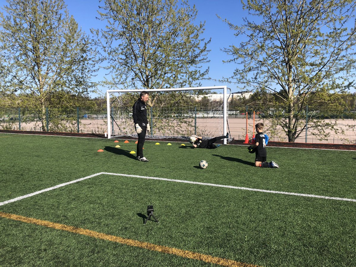 10unitedkapa's tweet photo. Tänään maalivahtiharjoituksia erikoisvalmentajan kanssa, 1v1 + jokeri-peliä ja Ajax-syöttöharjoituksia ennen peliosuutta ⚽️👍🏻

#jalkapallo
#junnufutis
#pelaajakehitys https://t.co/YMa1PZCtKb