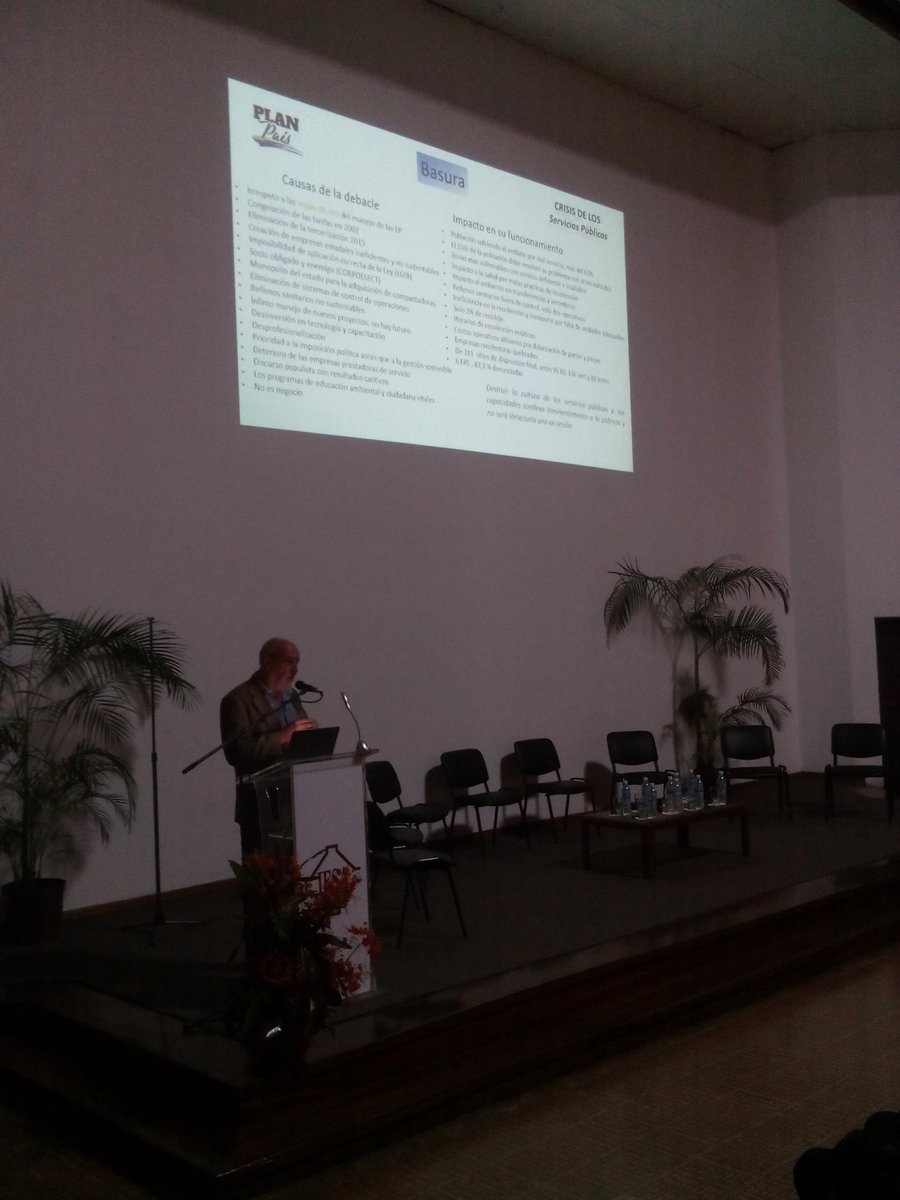 IESA's tweet photo. El representante del #PlanPaís, Ing. Norberto Bausson, también participa en el #ForoCVC, detallando la crisis de los servicios públicos: la basura, la electricidad, el agua potable y saneamiento. https://t.co/WO2w3U5T9u