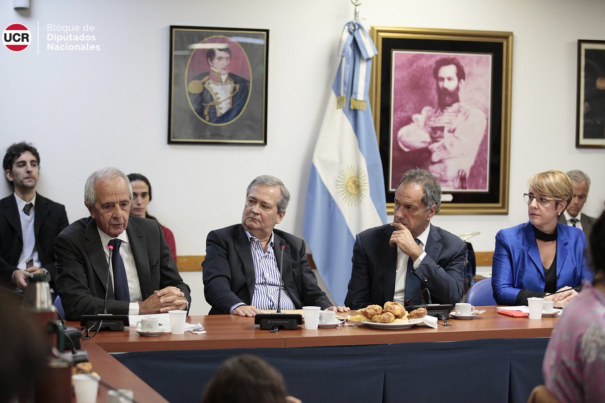 #LeyAntiBarras Reunión informativa de las comisiones de Legislación Penal, presidida por <a href="/mabyburgos/">Gabriela Burgos</a>, y Deportes. Asisten el presidente de <a href="/CARPoficial/">River Plate</a> <a href="/RodolfoDonofrio/">Rodolfo D'Onofrio</a> y el ex presidente de <a href="/Independiente/">C. A. Independiente</a> Javier Cantero, entre otros invitados