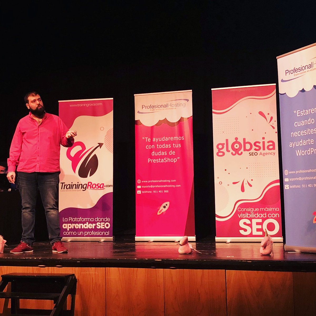 IreneCalcaneo's tweet photo. RT @soywebmaster
Dando charla en #econferencebcn hoy con los nuevos compi #unicornios de #globsia y #trainingrosa
#SEORosa https://t.co/64P7wpMv0m