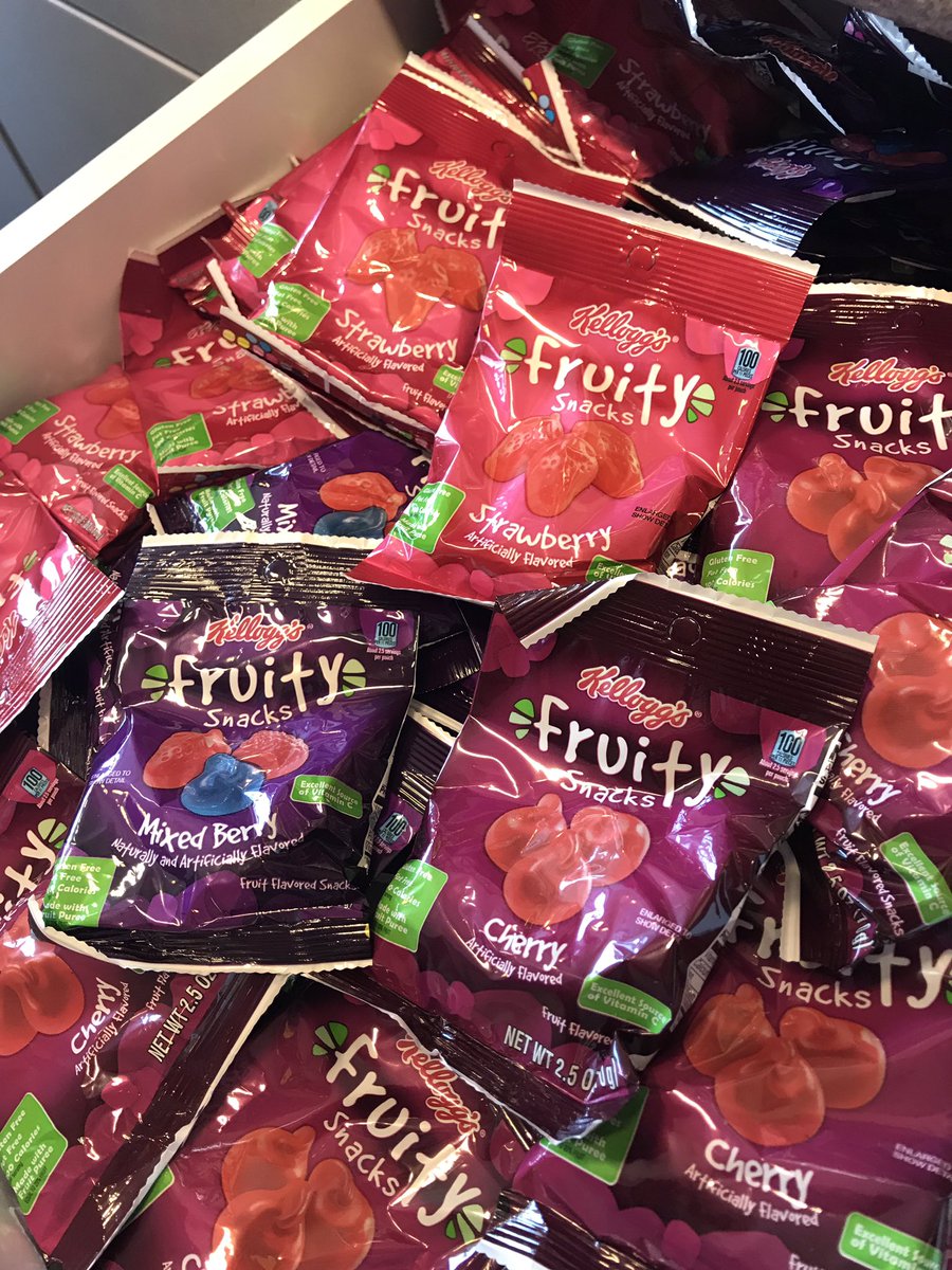 DatSchoolStore's tweet image. Sale:
2 FRUIT SNACKS FOR $1
Get ‘em outa my face!