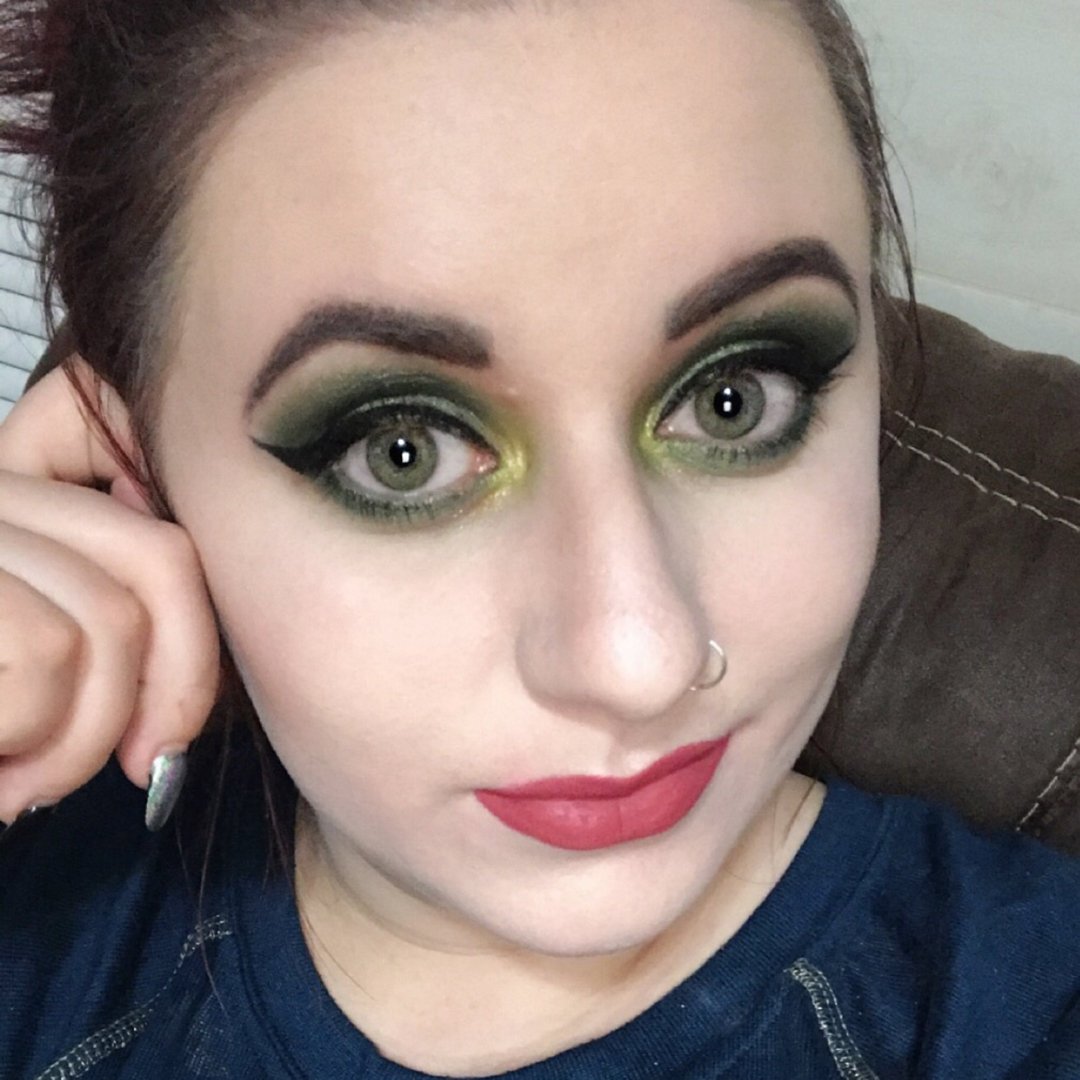 risa_lynn25's tweet photo. Used Colourpop’s Just My Luck palette! I love this eyeshadow so much. So many shades of green, and they’re all perfect. #colourpop #beauty #eyeshadowgame https://t.co/9bJ4rgpjBp
