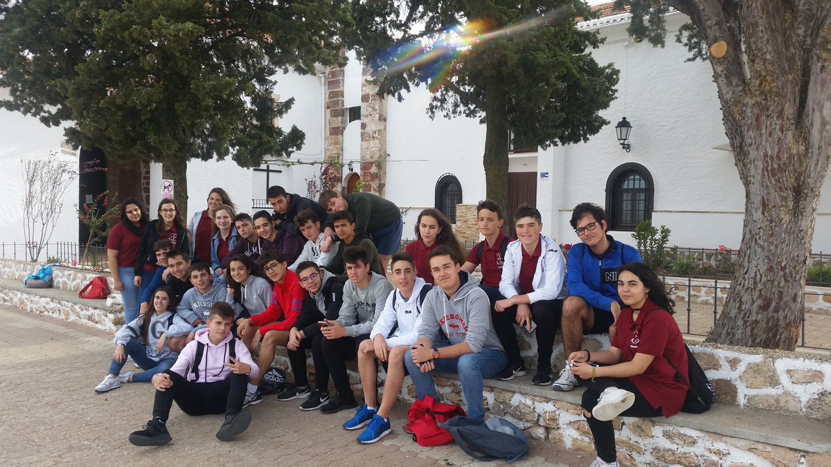 FEFCCriptana's tweet photo. Convivencias E.S.O.
Hoy los alumnos de 4°curso de  ESO han realizado la convivencia de evangelización en la Ermita de la Santísima Virgen de Criptana. 
Con el tema "Descubre -te " los alumnos se han conocido así mismos y han descubierto a los demás,  compartiendo lo que tenemos . https://t.co/AEiNaxcQKe