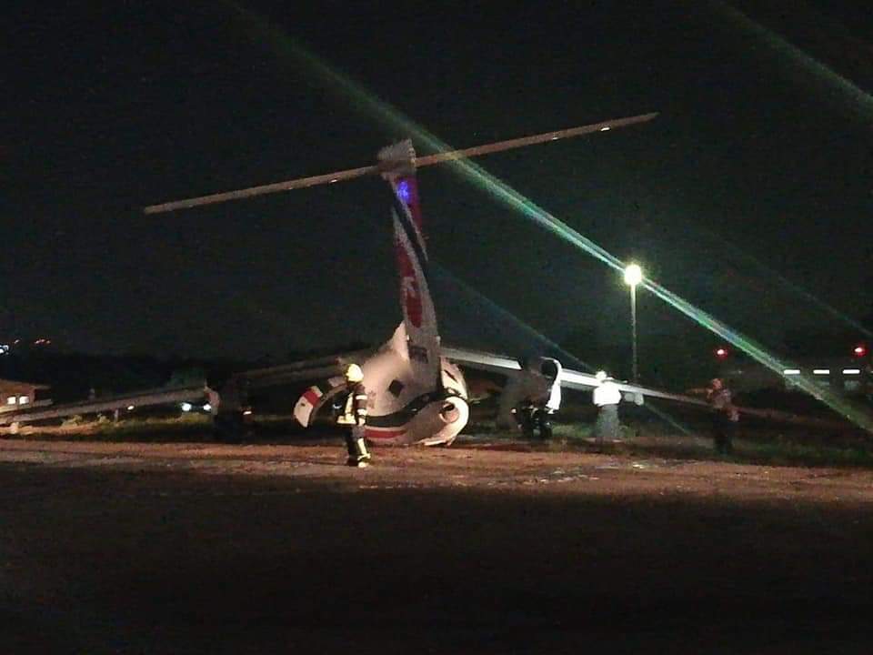 JacdecNew's tweet photo. Bangladesh Biman DHC-8-400 (SQ-AGQ), was damaged beyond repair during landing runway 21 at Yangon-Mingaladon AP (RGN, VYYY) with 33 on board. All survived but there are a number of inj persons. Flight #BG60 from Dhaka broke in three parts. @DhakaTribune  https://t.co/1DIKEIS3sb https://t.co/LV5glzTINI