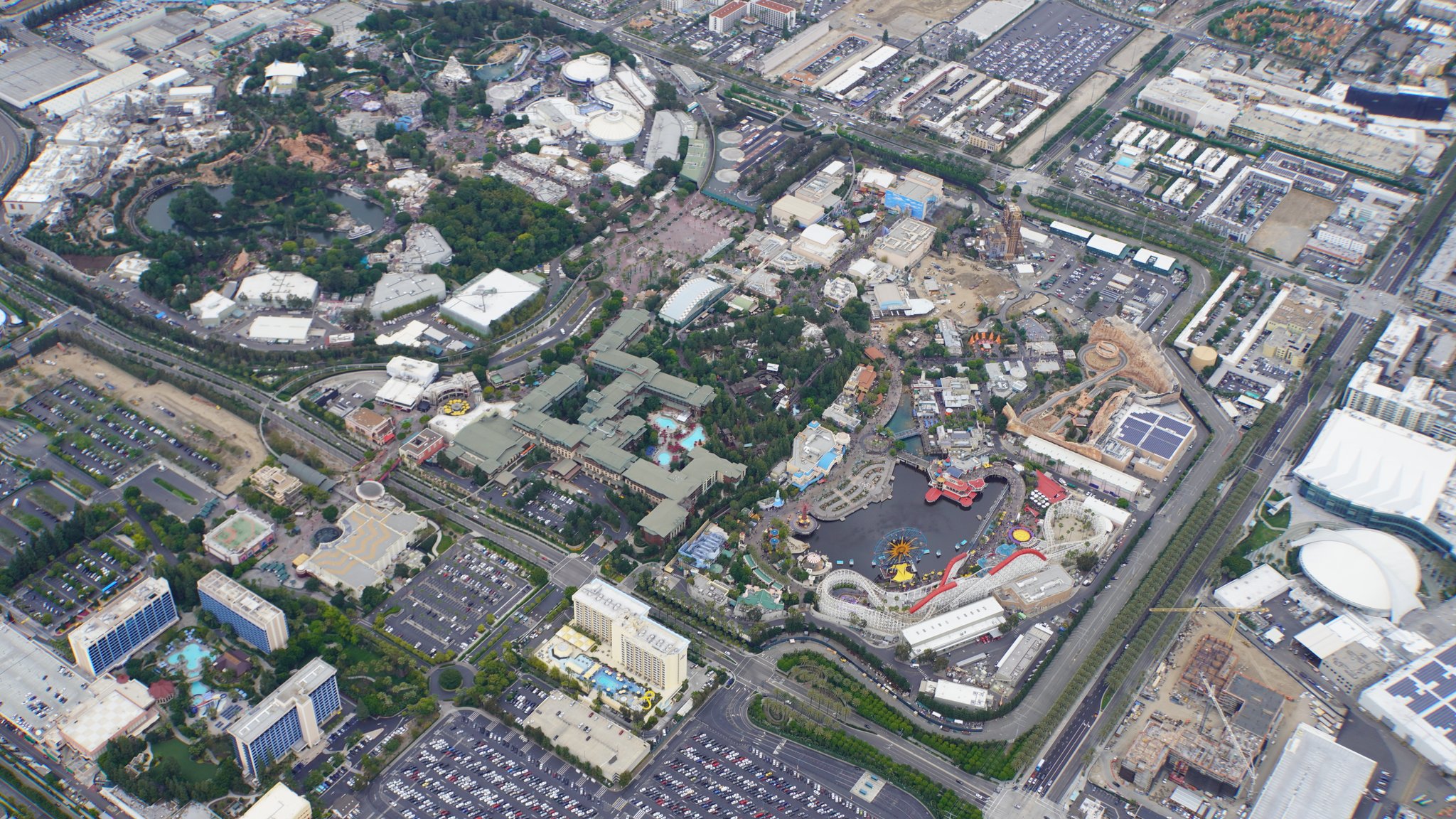 Disneyland Resort vu du ciel, des images sublimes! D6DWkz6UEAALO_m