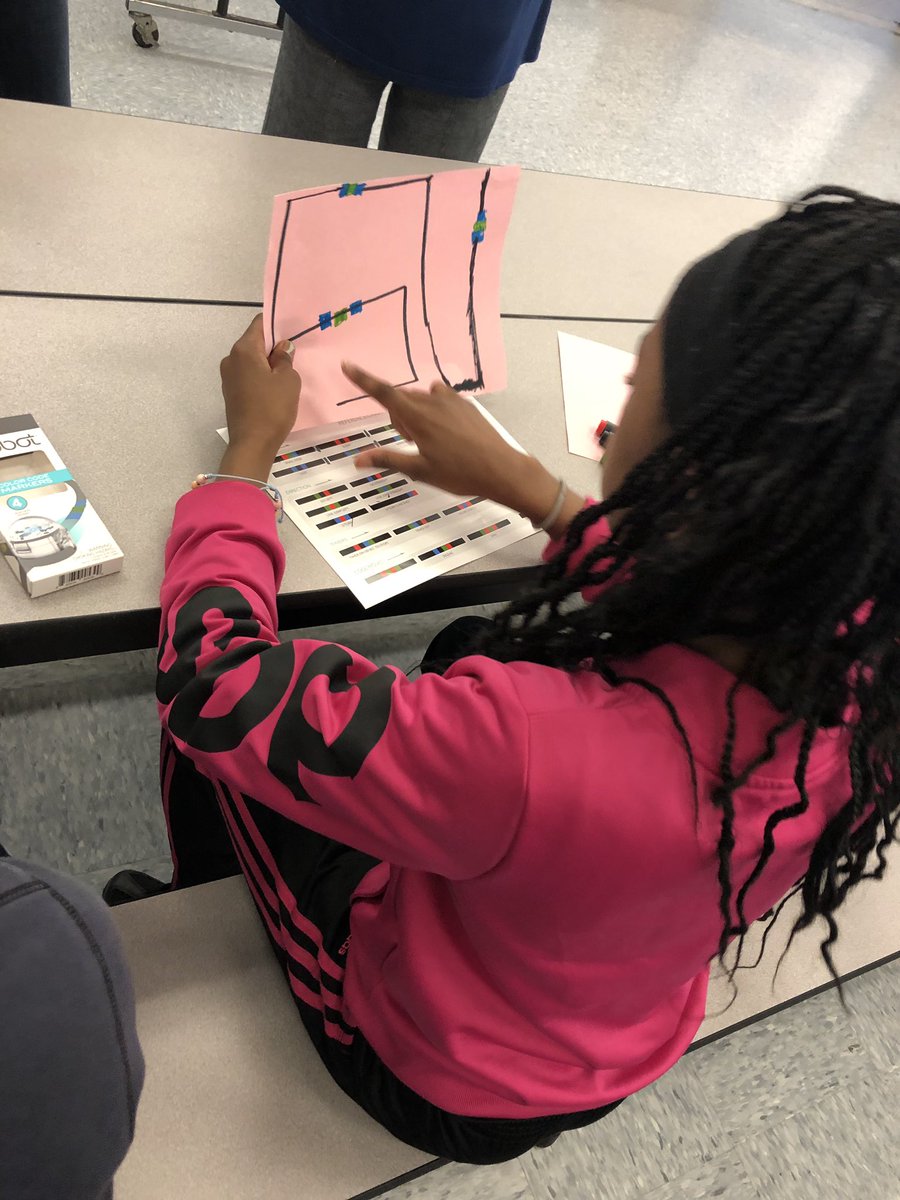 connorclass's tweet photo. We love an opportunity to be role models AND code at the same time! Working with our first grade friends this morning! #MonticelloRocks @RutherfordWay https://t.co/vYMnXgOG8H